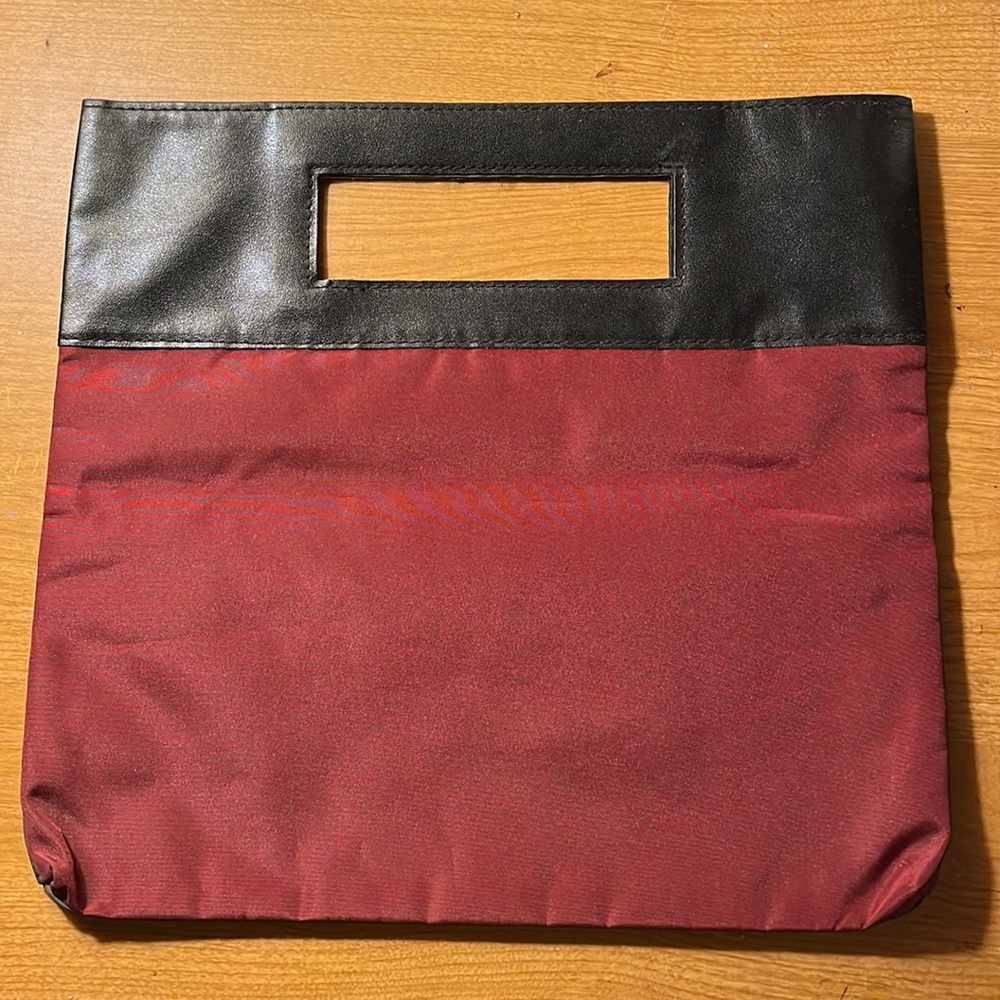 Clutch-style 2-toned Elizabeth Arden handbag.